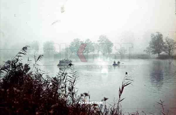 boats bomb maschine gun fire france river 1940 attack wehrmacht