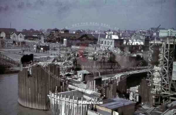 construction of the lock bunker in the St. Nazaire harbour, France 1942