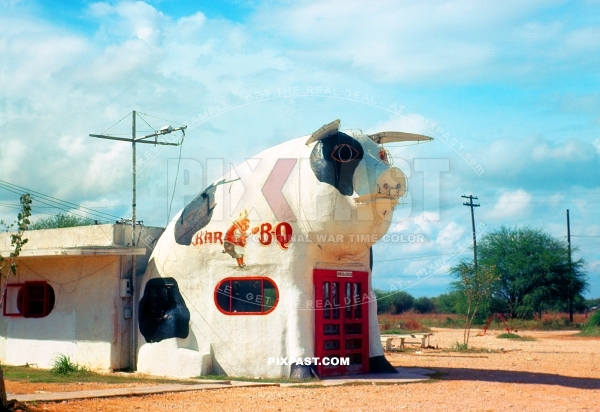 Franks Hog Stand. The Big Pig in San Antonio South town. USA 1942. Barbecue BQ Restaurant. Fast Food take away