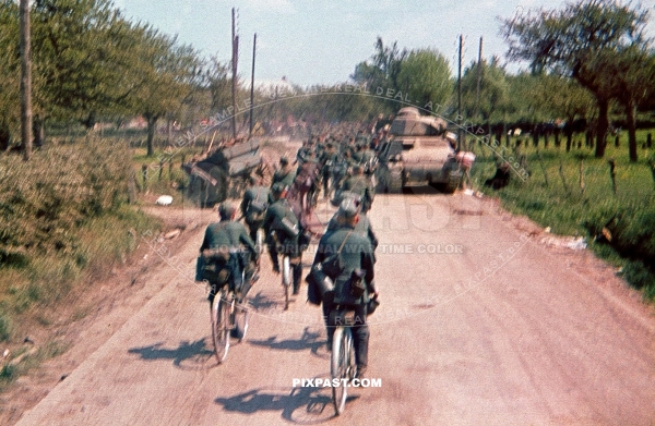 French Somua S-35 Medium Panzer Tank, german bike troops, France, 1940, 4th Panzer Division