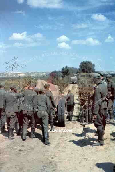 German soldiers pushing a 15cm Artillery cannon over the General Pfeffer Bridge. Medwedowka. Tscherkassy 1941
