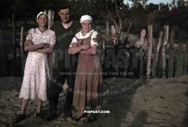 Germany army soldier with russian village women, 10th Motorised infantry division repair werkstatt Bryansk 1941