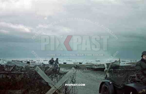 La Rochelle, France, Frankreich, 1941, Motorbike Messengers Kradmelder, 22nd Panzer Division. fishing boats, beach.