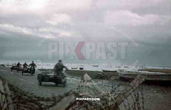 La Rochelle, France, Frankreich, 1941, Motorbike Messengers Kradmelder, 22nd Panzer Division. fishing boats, beach.