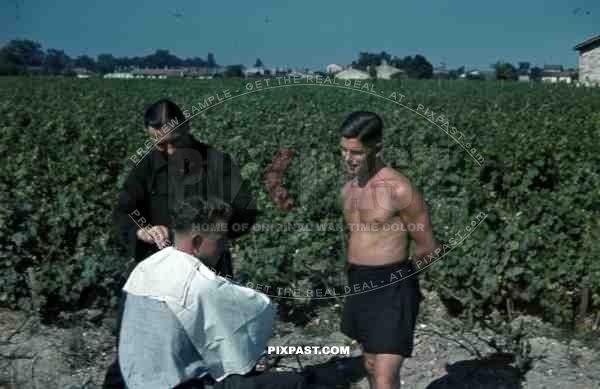 Luftwaffe Flak Bordeaux France 1941 Flak Regiments 45, 1. Batterie gemischte Flak Abteilung 923, L.35139, cutting hair