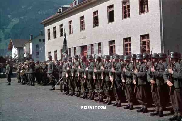 mountain troopers at the parade ground in Landeck, Austria 1941, Pontlatz Kaserne