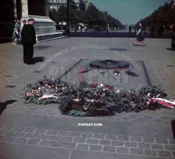 Paris france 1940 luftwaffe flak unit officers soldiers visit UNKNOWN SOLDIER memorial