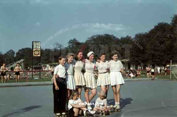 Roller Skate team; Frankfurt am Main / Hessen 1942. Brentanobad in RÃ¶delheim