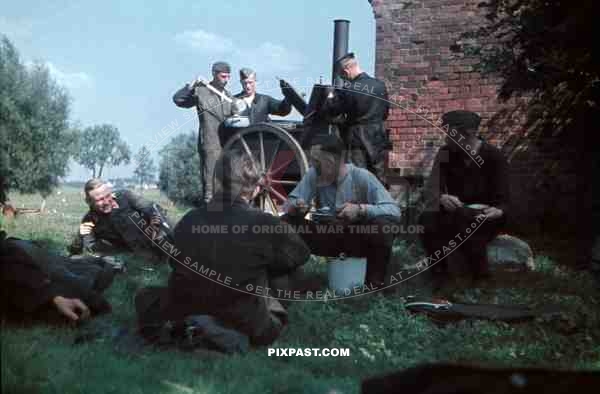 schwere Flak-Abteilung 390, 88mm flak, Luftgau XVII,Bremen-Vegesack, 1943, 8. Flak-Division, Luftwaffe eating lunch,