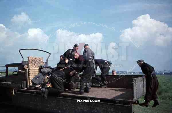 schwere Flak-Abteilung 390, 88mm flak, Luftgau XVII,Bremen-Vegesack, 1943, 8. Flak-Division, Luftwaffe loading truck.