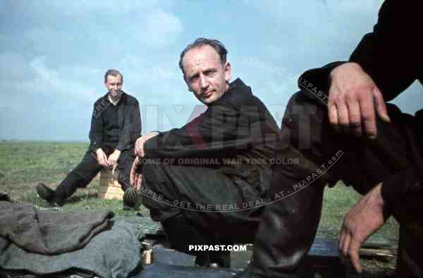 schwere Flak-Abteilung 390, 88mm flak, Luftgau XVII,Bremen-Vegesack, 1943, 8. Flak-Division, Luftwaffe men resting.