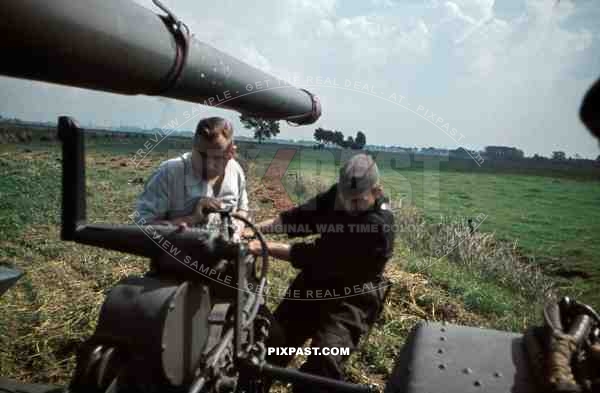 schwere Flak-Abteilung 390, 88mm flak, Luftgau XVII,Bremen-Vegesack, 1943, 8. Flak-Division, Luftwaffe pulling gun.