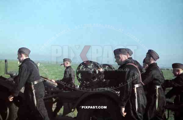 schwere Flak-Abteilung 390, 88mm flak, Luftgau XVII,Bremen-Vegesack, 1943, 8. Flak-Division, Luftwaffe pushing trolley