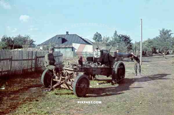 Soldiers of the 13. Panzer Division inspecting a Russian heavy Artillery gun 122mm M.1931 (A-19) Rostow am Don July 1942