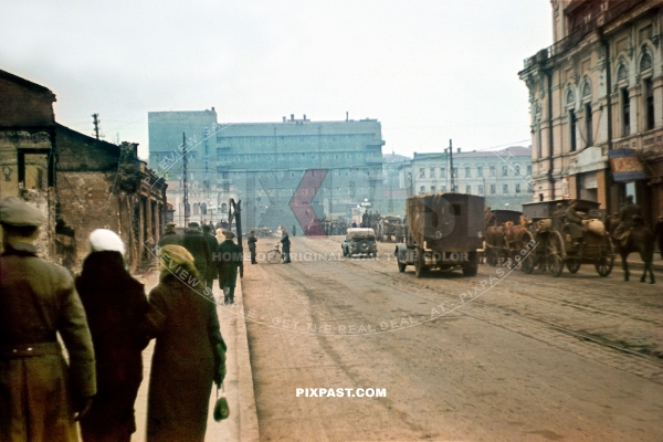 Soldiers of the 297 Infantry Division entering the city of Charkow eastern Ukraine 1942. British ww1 army tank as monument.