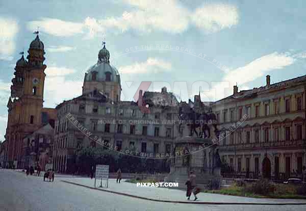 Theatiner Kirche Munchen. Munich. Reiterdenkmal fur Ludwig 1. Odeonsplatz. Bavaria Germany 1945.