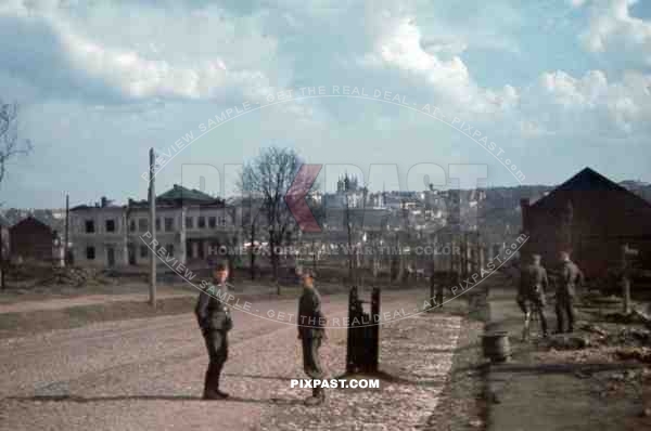 Uspenski cathedral, Smolensk, 1941, German infantry waiting, 10th Motorised infantry division repair werkstatt