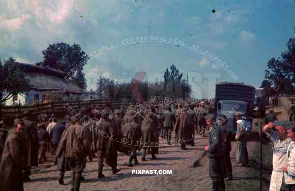 wehrmacht soldiers taking more russian pirsioners