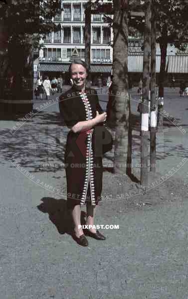 woman at the Neumarkt in Cologne, Germany 1940