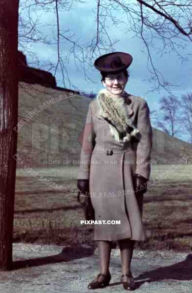 woman with fur coat and big hat at the VÃ¶lkerschlachtdenkmal Leipzig, Germany, 1940