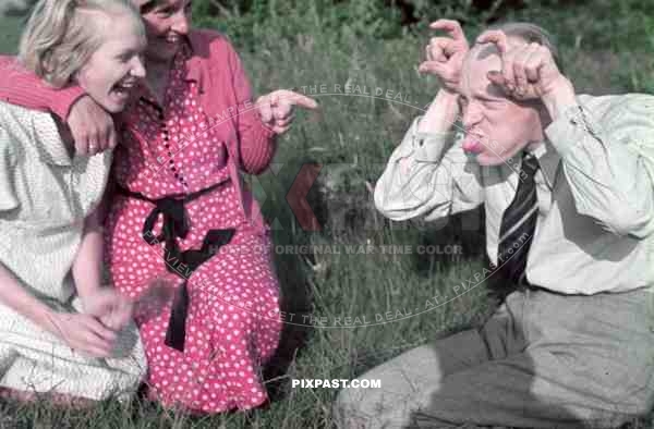 WW2 Color Germany Bremerhaven summer 1939 Family daughter girl BDM joke funny laughing bull